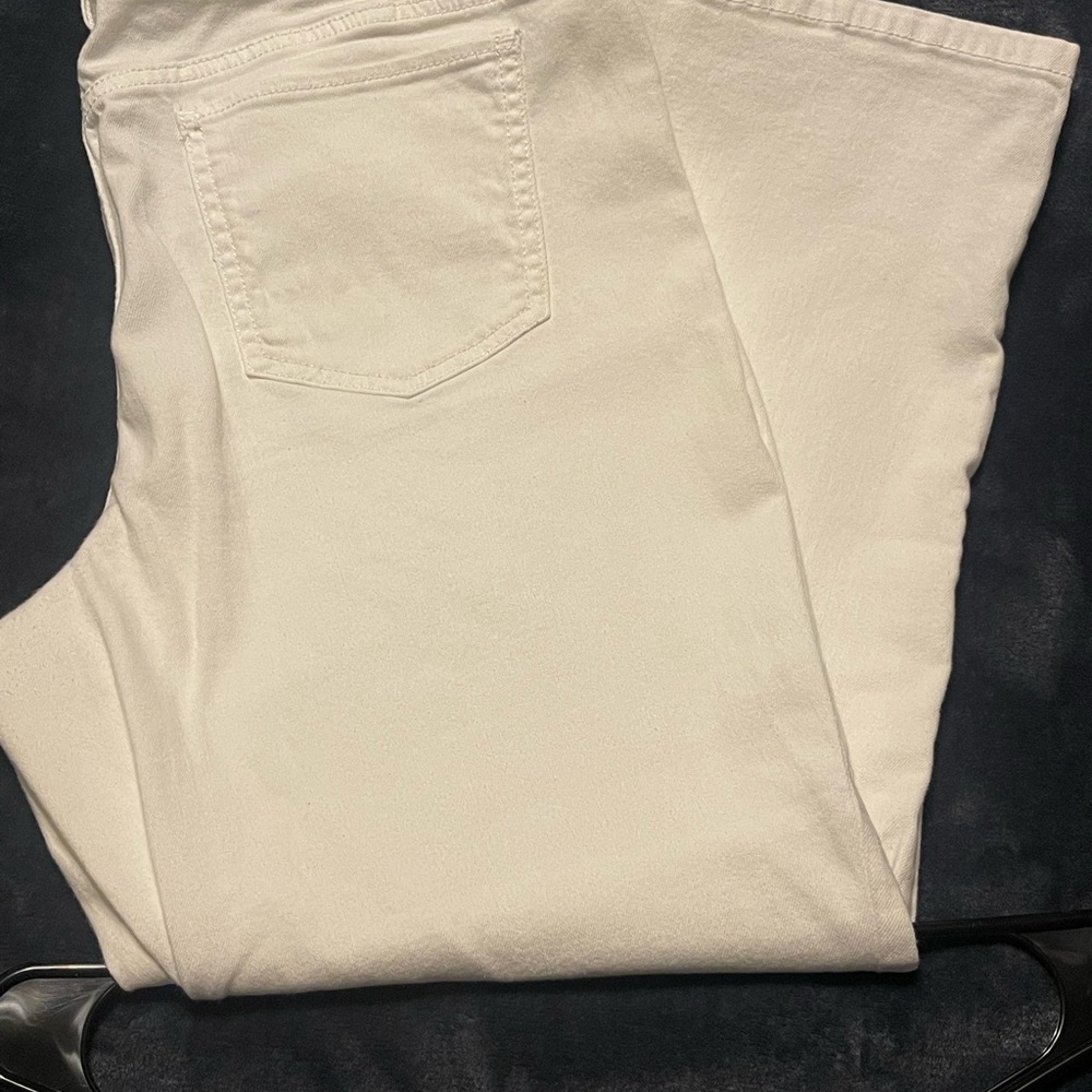 Apt.9 - White Capris, Slim, Straight Leg, size 16 fits more like a 14